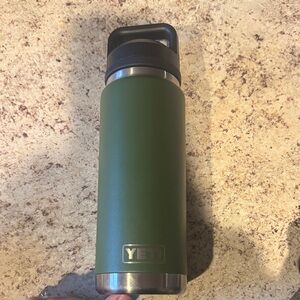 Yeti Rambler 26 oz stainless highlands olive green with chug cap